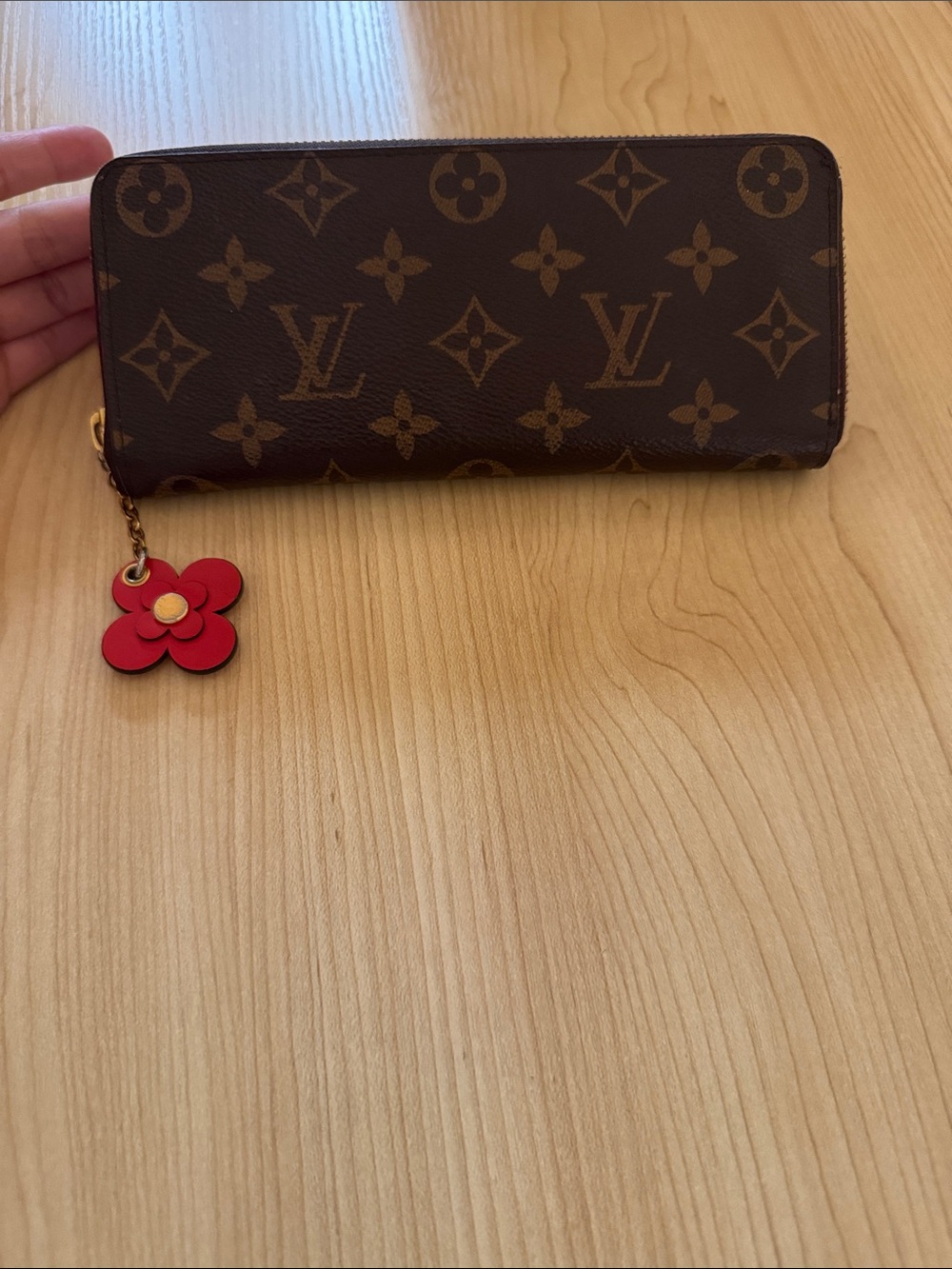LOUIS VUITTON 
Monogram Blooming Flowers Clemence Wallet Coquelicot